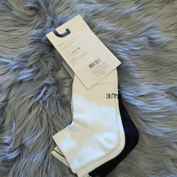NEW Hue Womens 3 Pair Air Sleek Quarter Top Cushion Socks NWT - Picture 2 of 5